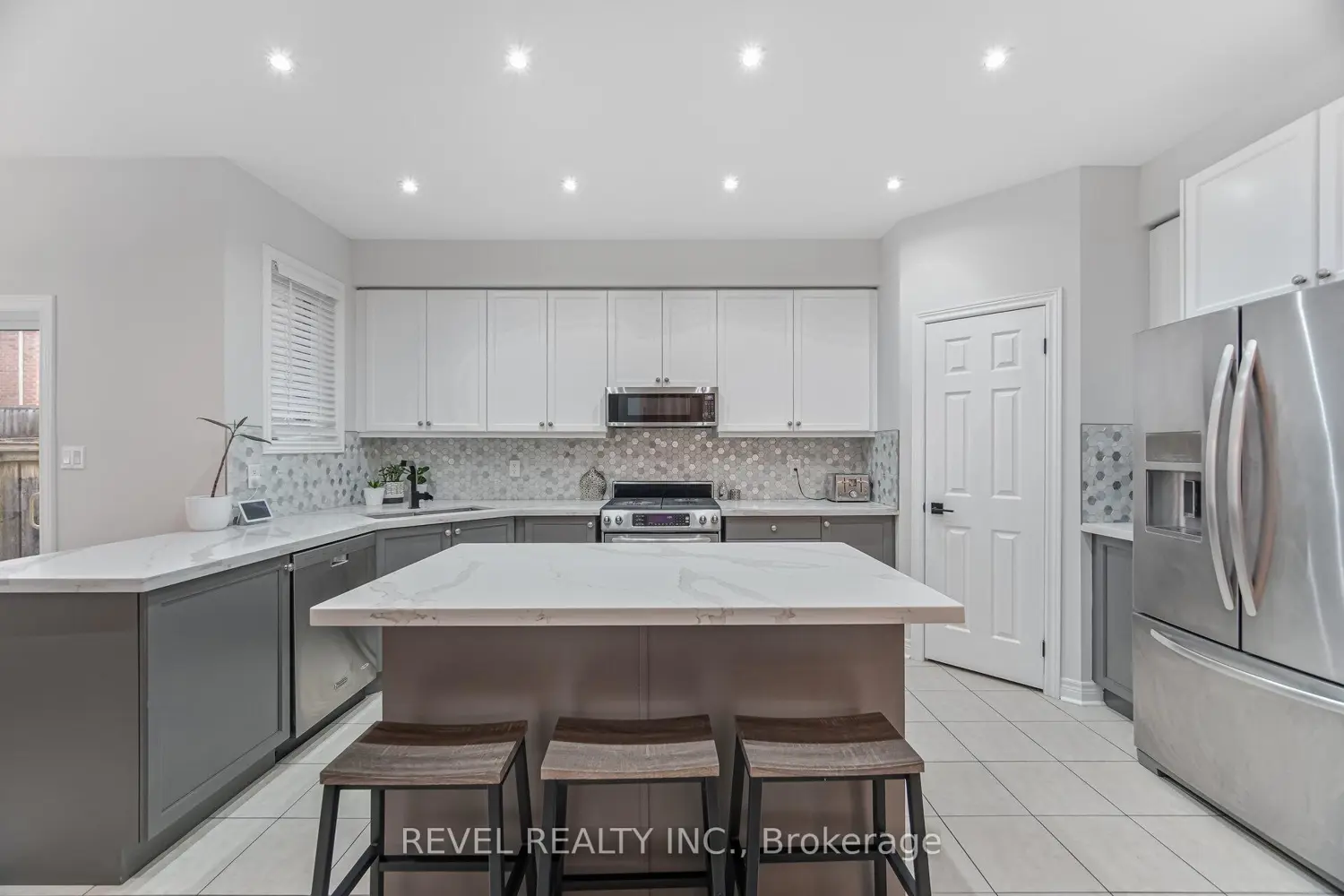 323 Bessborough Drive photo 3