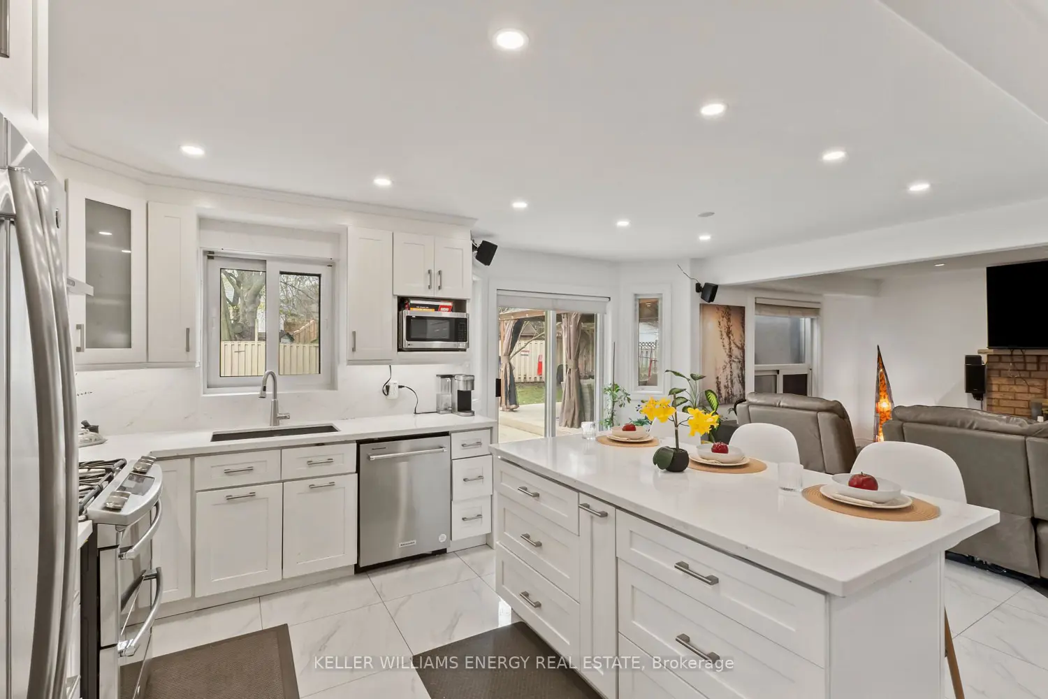 19 Farncomb Crescent photo 5
