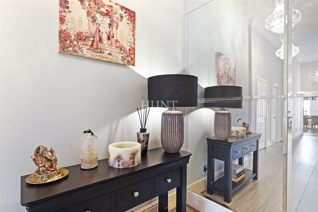 Additional image 10 of 2 bed flat to rentBrandesbury Square, Repton Park, Woodford Green, Essex IG8