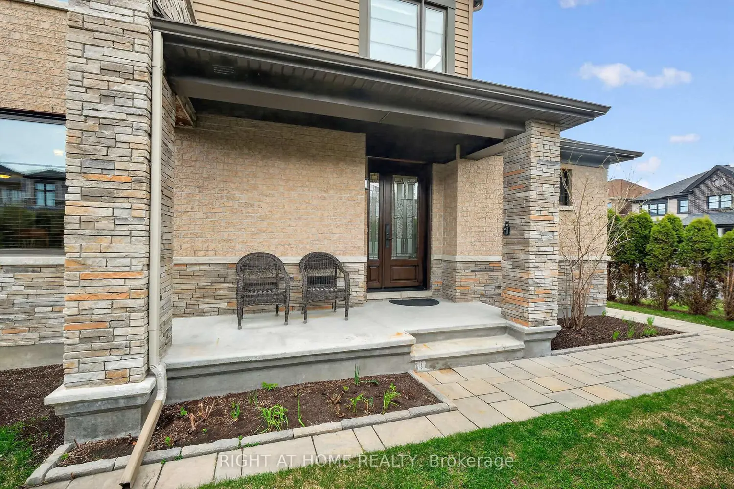 44 Hawks Landing Crescent photo 2