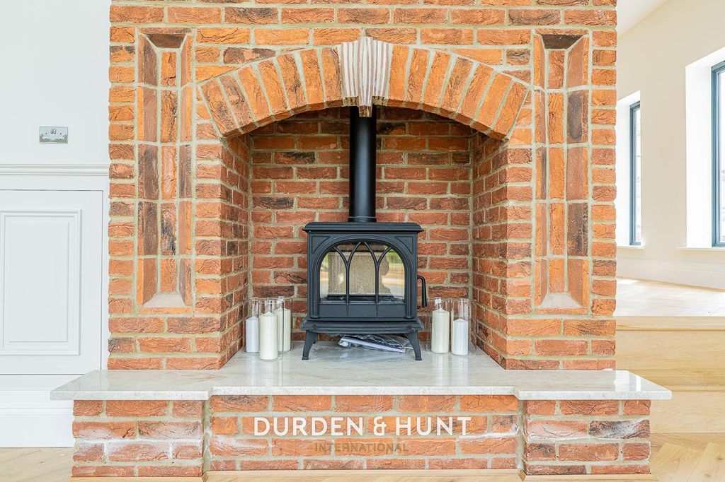 Additional image 4 of 4 bed detached house to rentMott Street, Loughton IG10