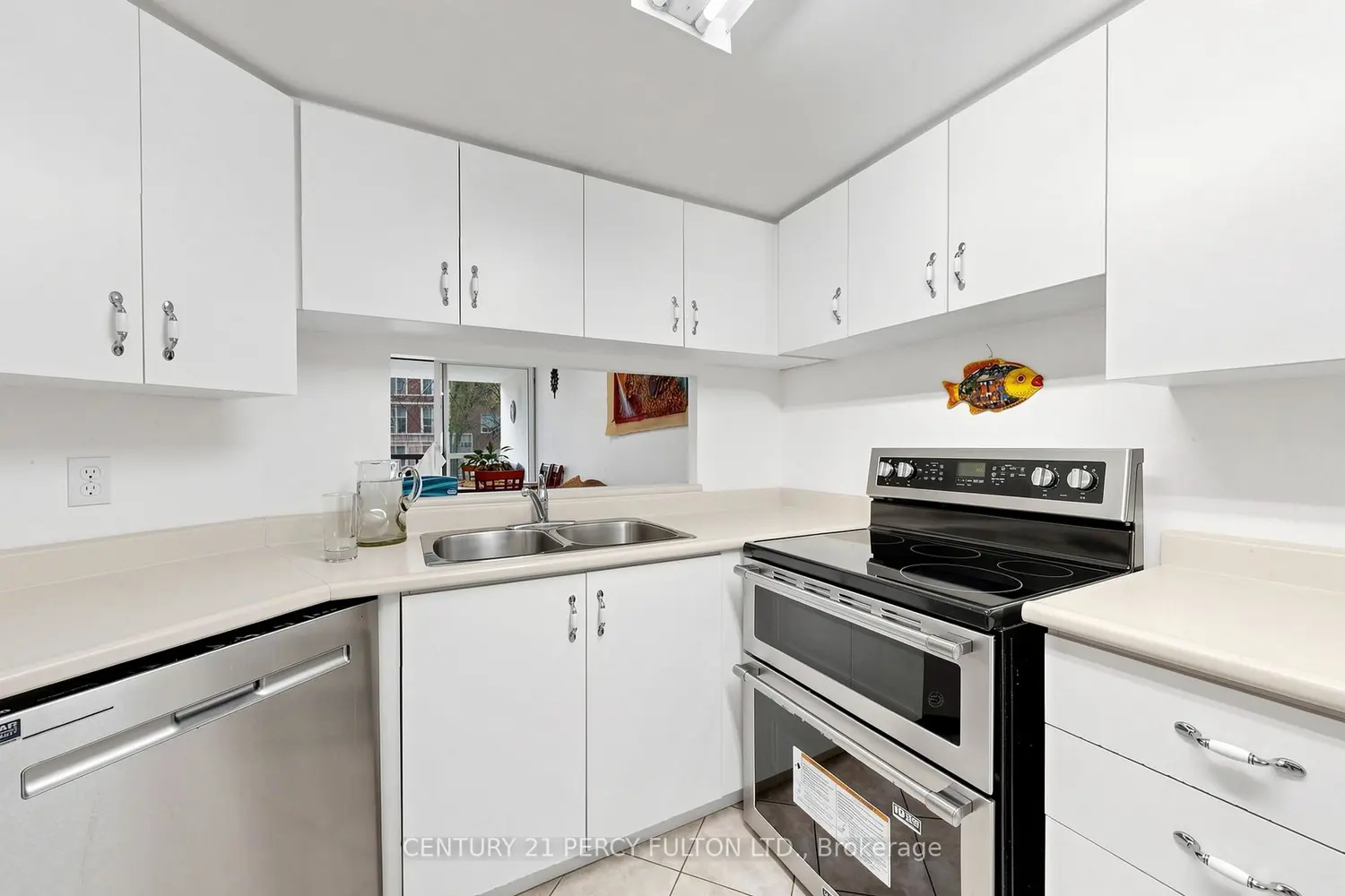 77 Maitland Place 224 photo 5