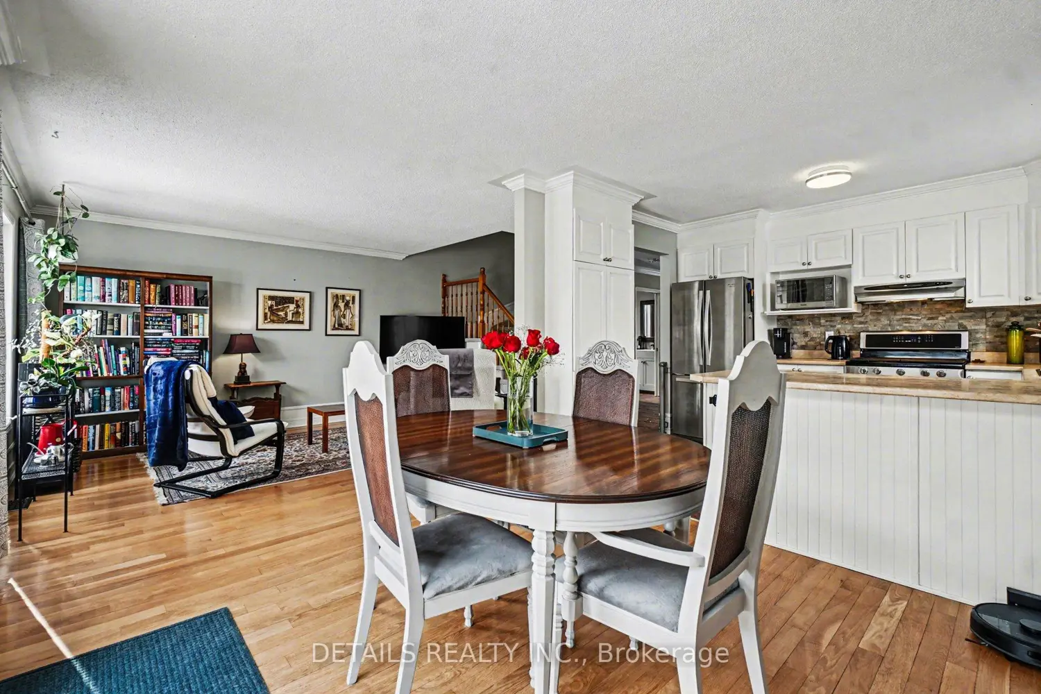 212 Sandra Crescent photo 3