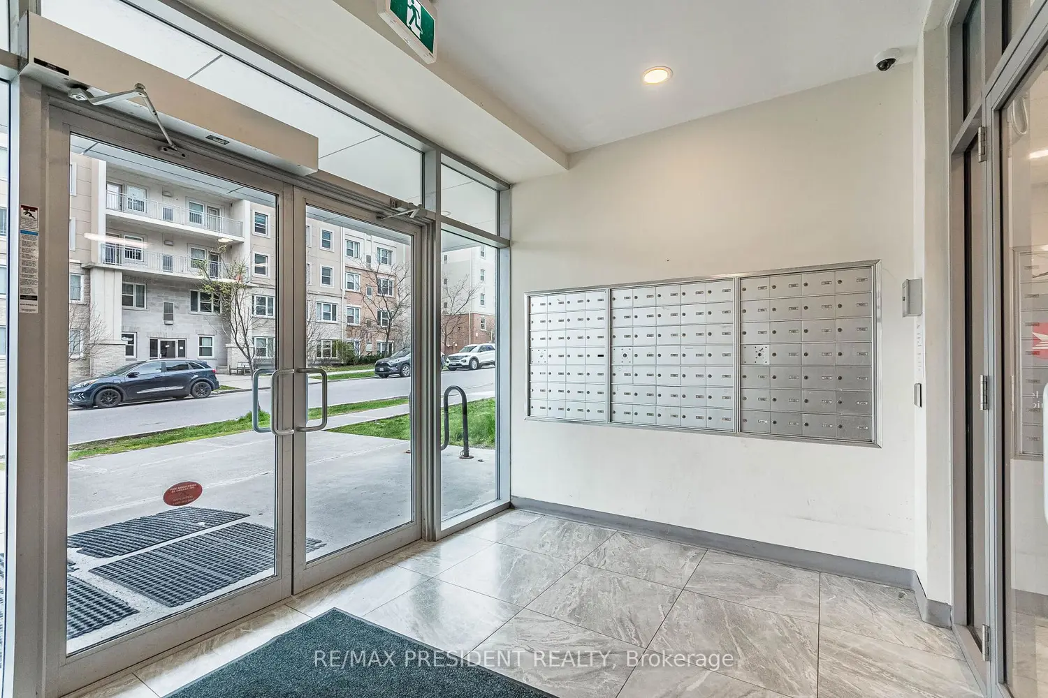 246 Lester Street 907 photo 4