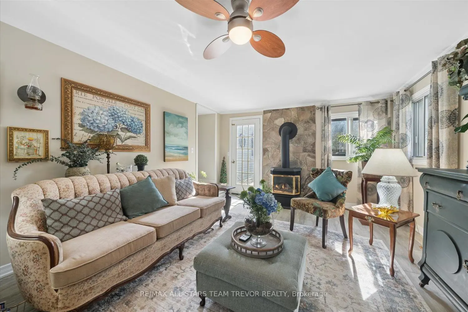 24082 Warden Avenue photo 2