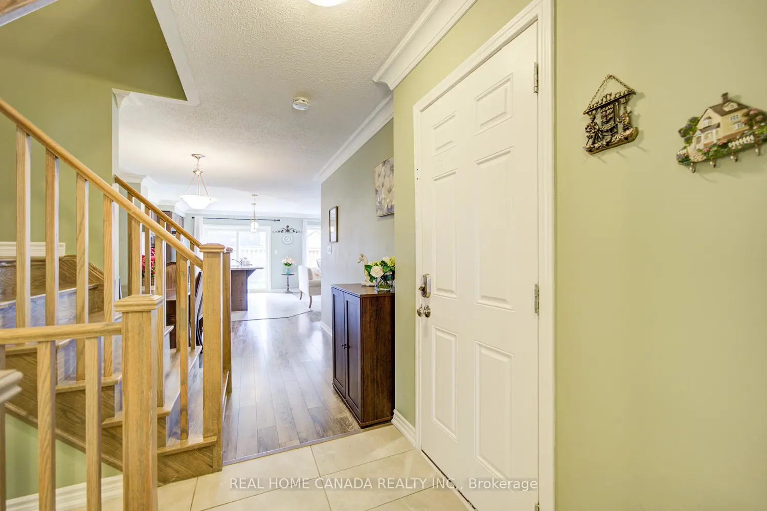 566 Laking Terrace photo 2