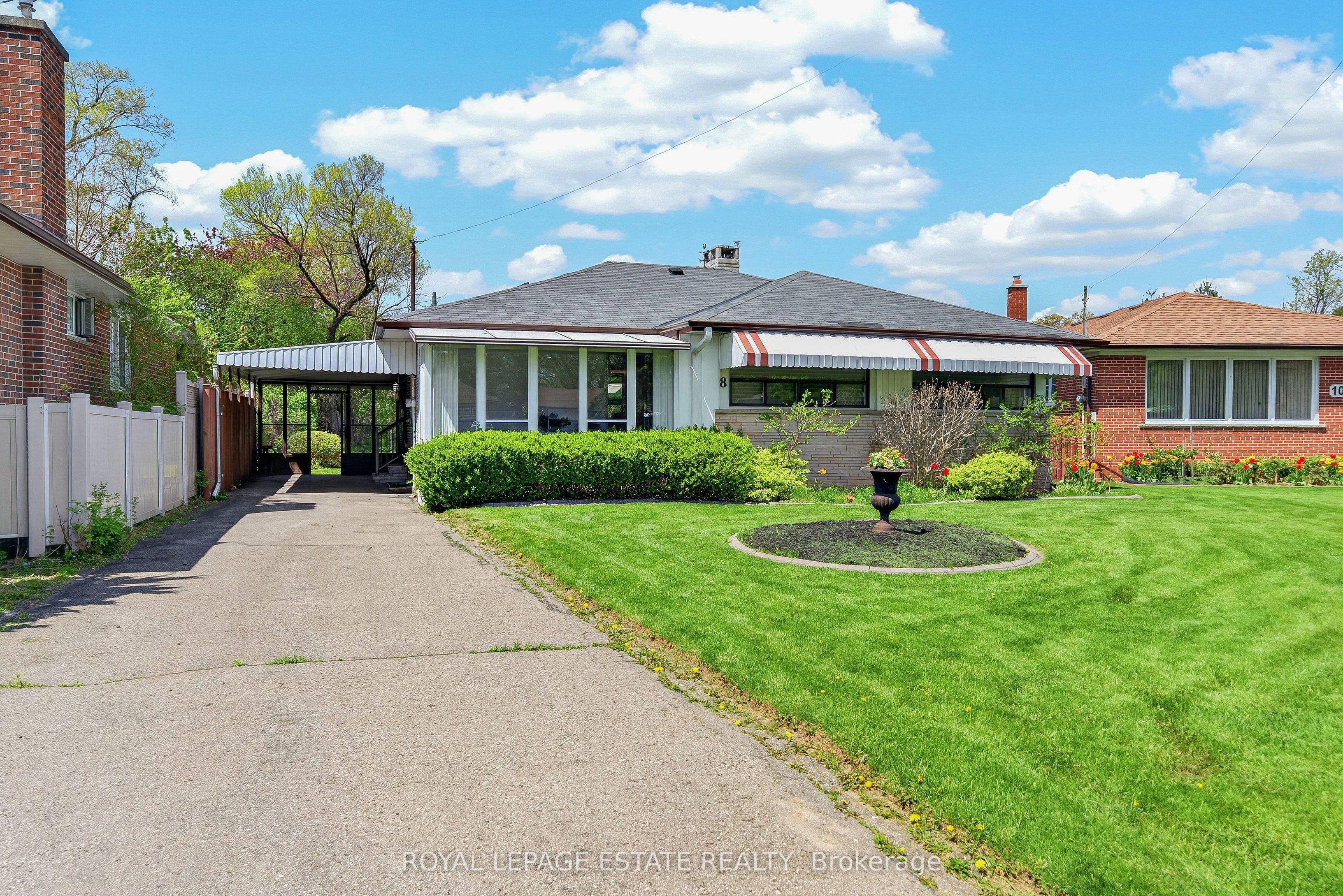 8 Wallbridge Court, Toronto, ON, M2R 1W1