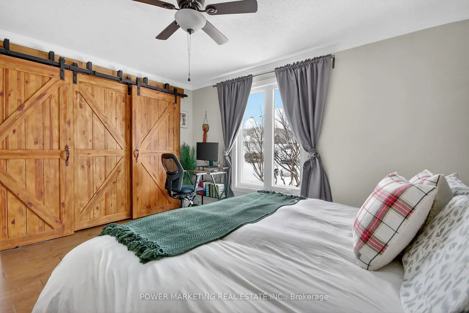 3269 Clearwater Crescent photo 4