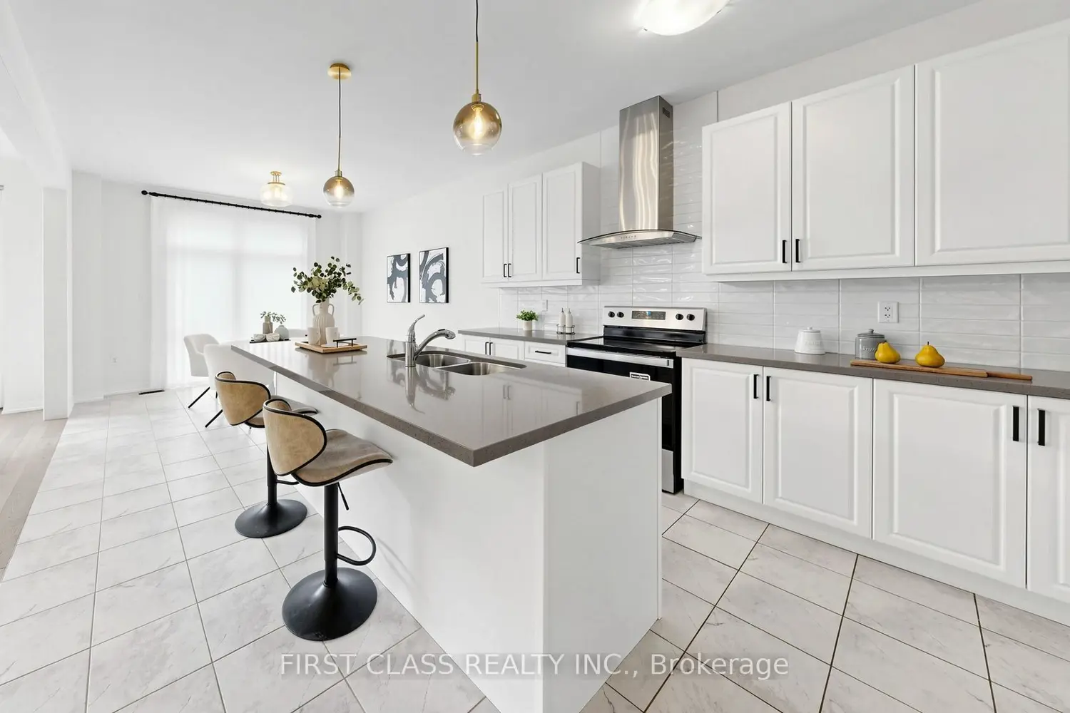 135 Markview Road photo 5