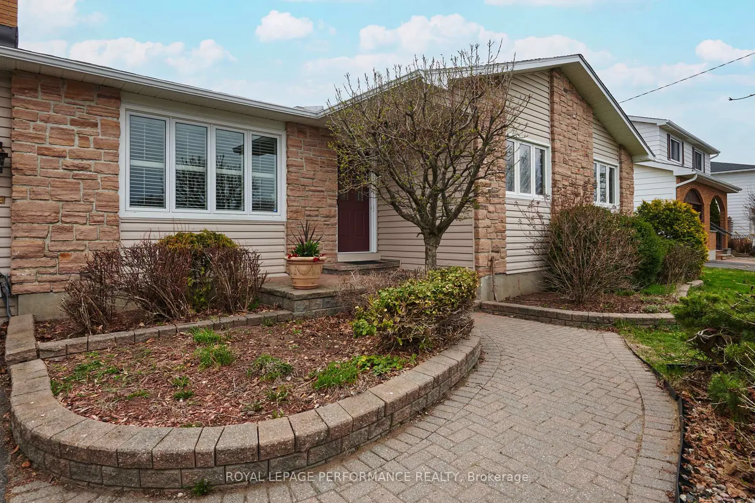 401 Phoenix Crescent photo 2