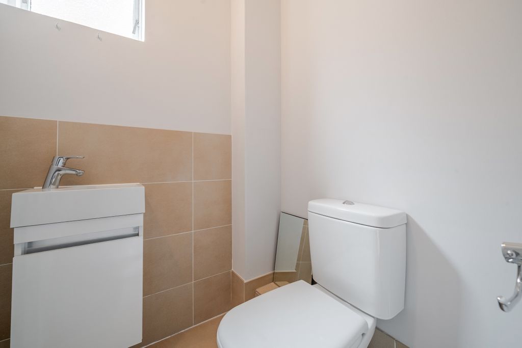 Additional image 16 of 6 bed town house to rentSuffolk Square, Cheltenham GL50