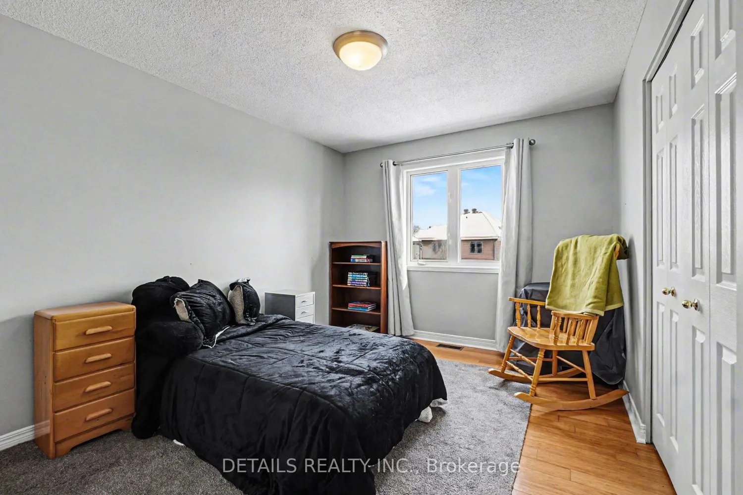 212 Sandra Crescent photo 5