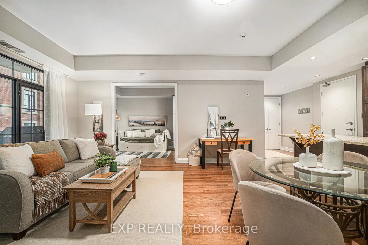 327 Breezehill Avenue 403 photo 3