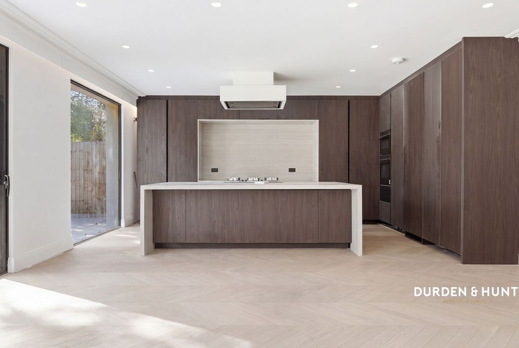 Additional image 4 of 4 bed detached bungalow to rentTomswood Road, Chigwell IG7