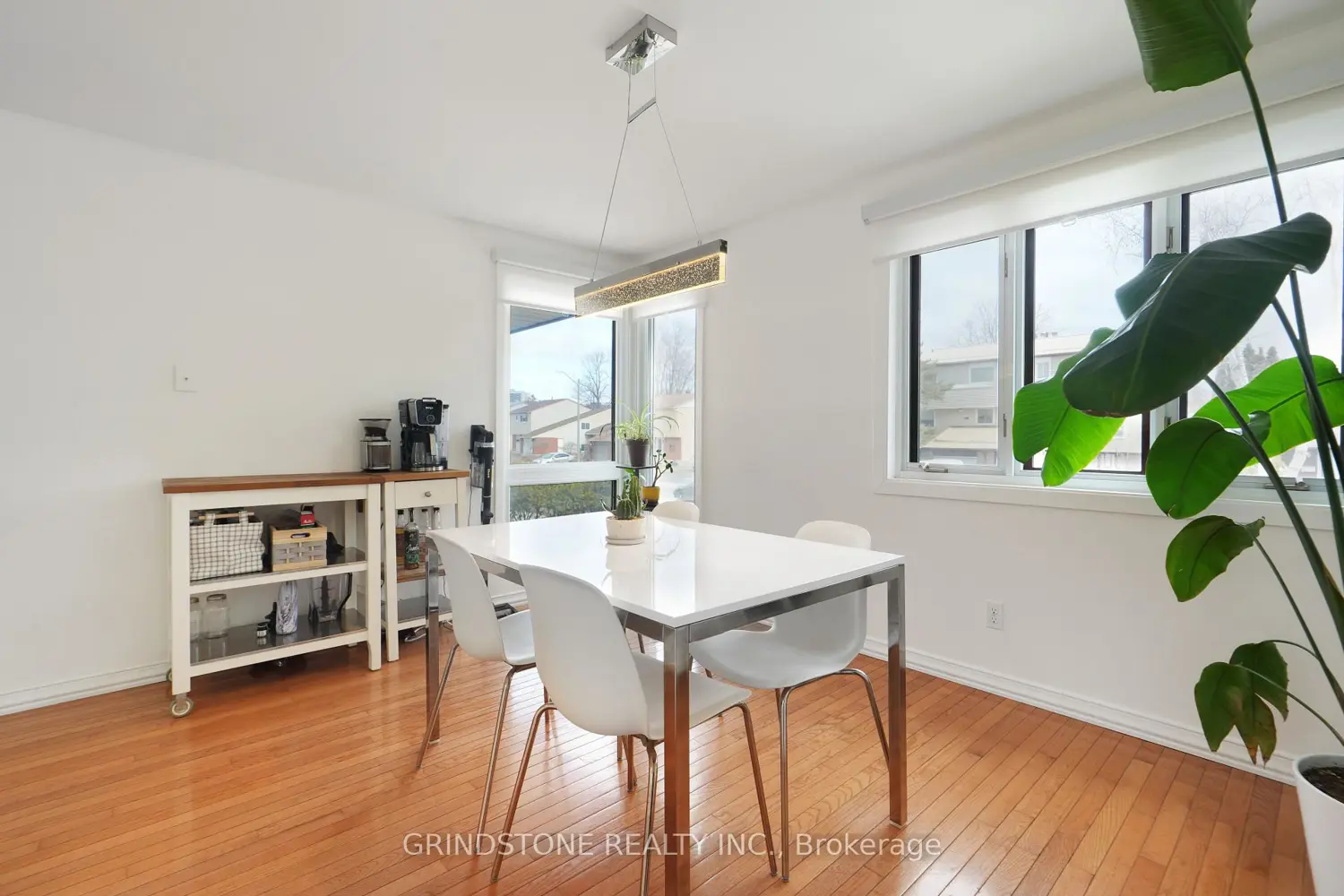 1080 Alenmede Crescent photo 3