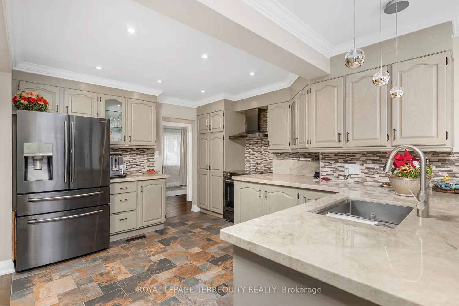 Additional image 4 of 582 Hyacinthe Boulevard