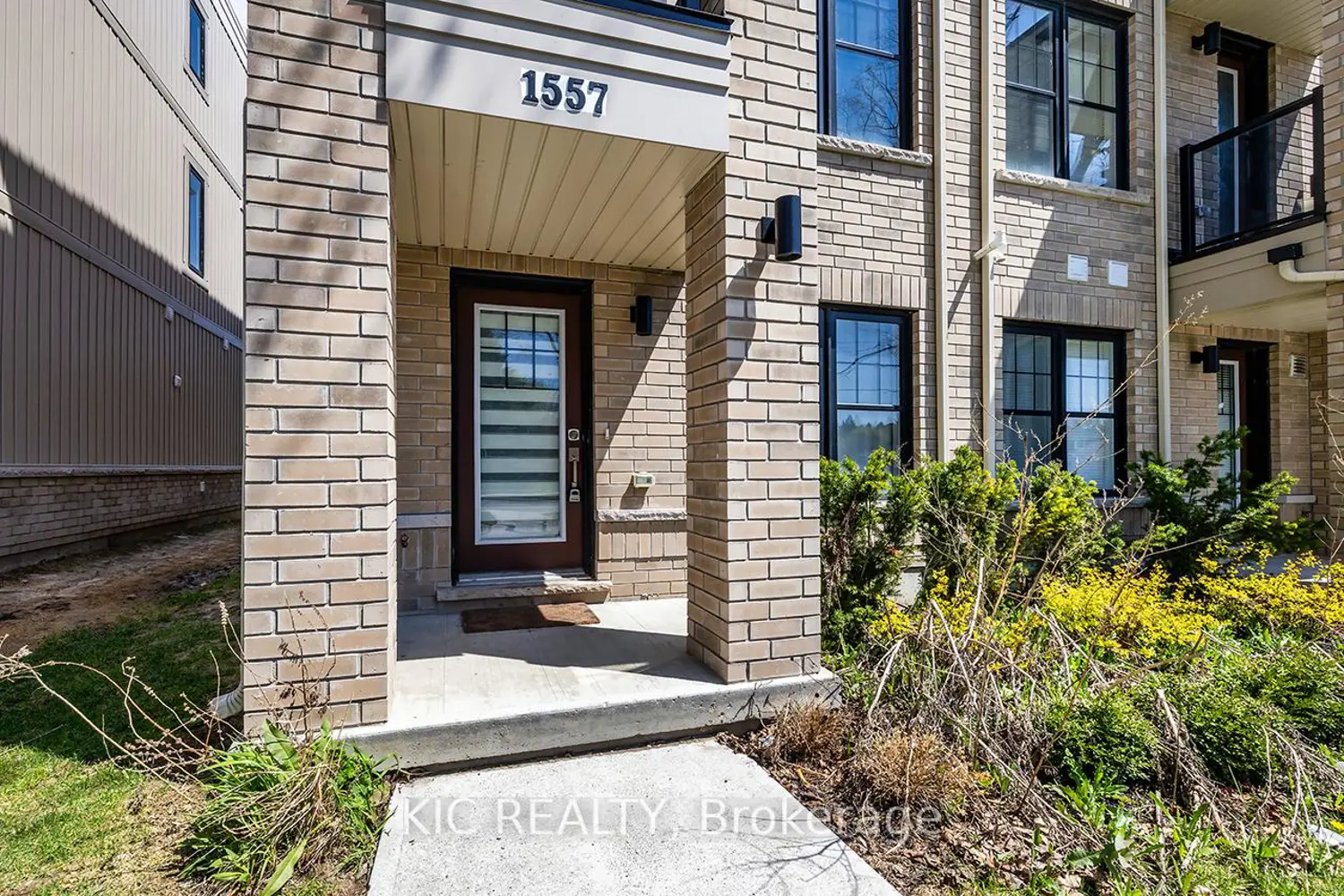 1557 Green Road photo 3