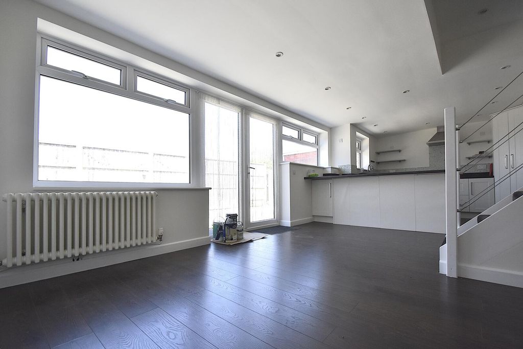 3 bed semi-detached bungalow to rentBroadfields Avenue, Cowes PO31 photo 4
