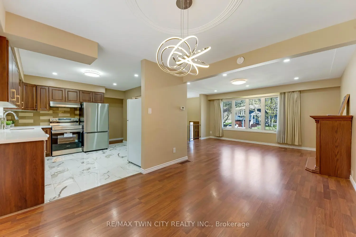 402 Lakeview Drive photo 3