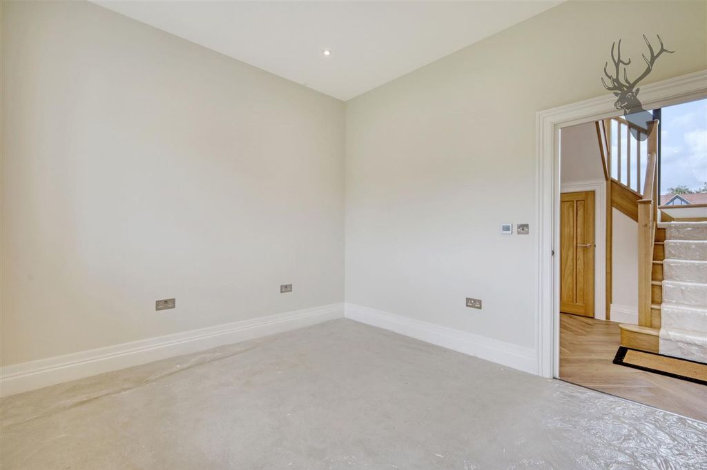 Additional image 20 of 4 bed detached house to rentMott Street, Loughton IG10