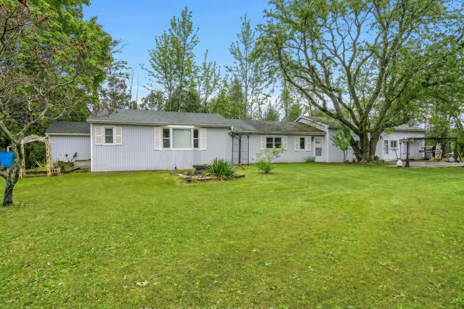 696 Catering Road photo 2