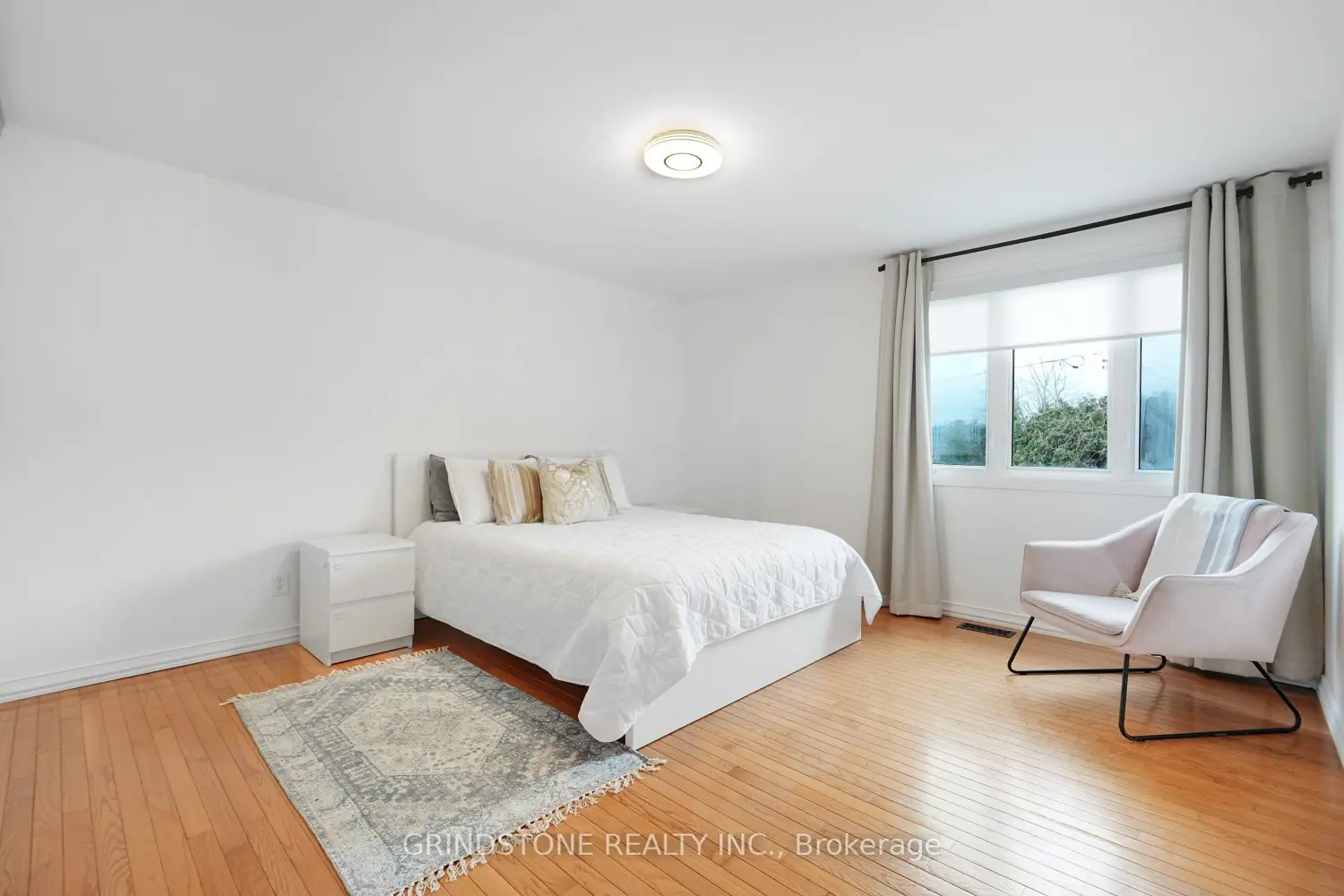 1080 Alenmede Crescent photo 4