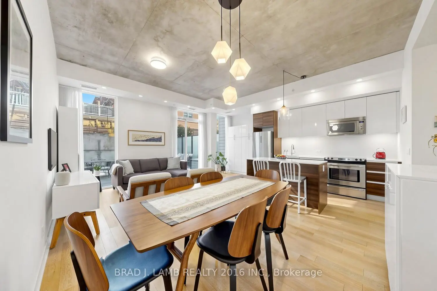 1238 Dundas Street Th102