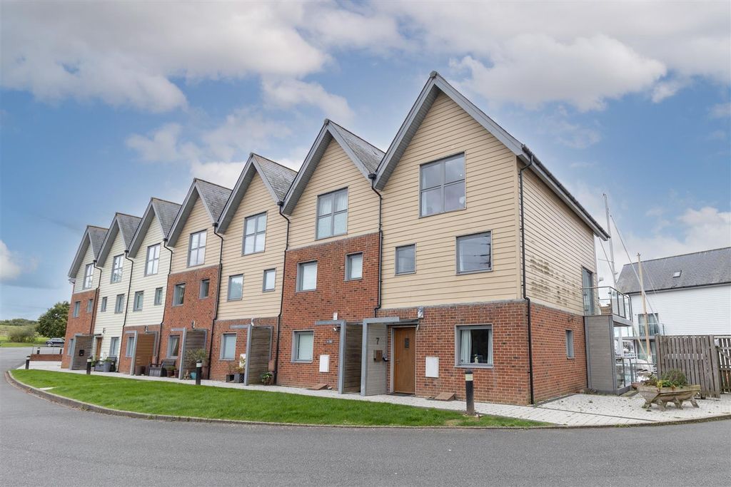 3 bed property to rentHeron Square, Island Harbour, Newport PO30