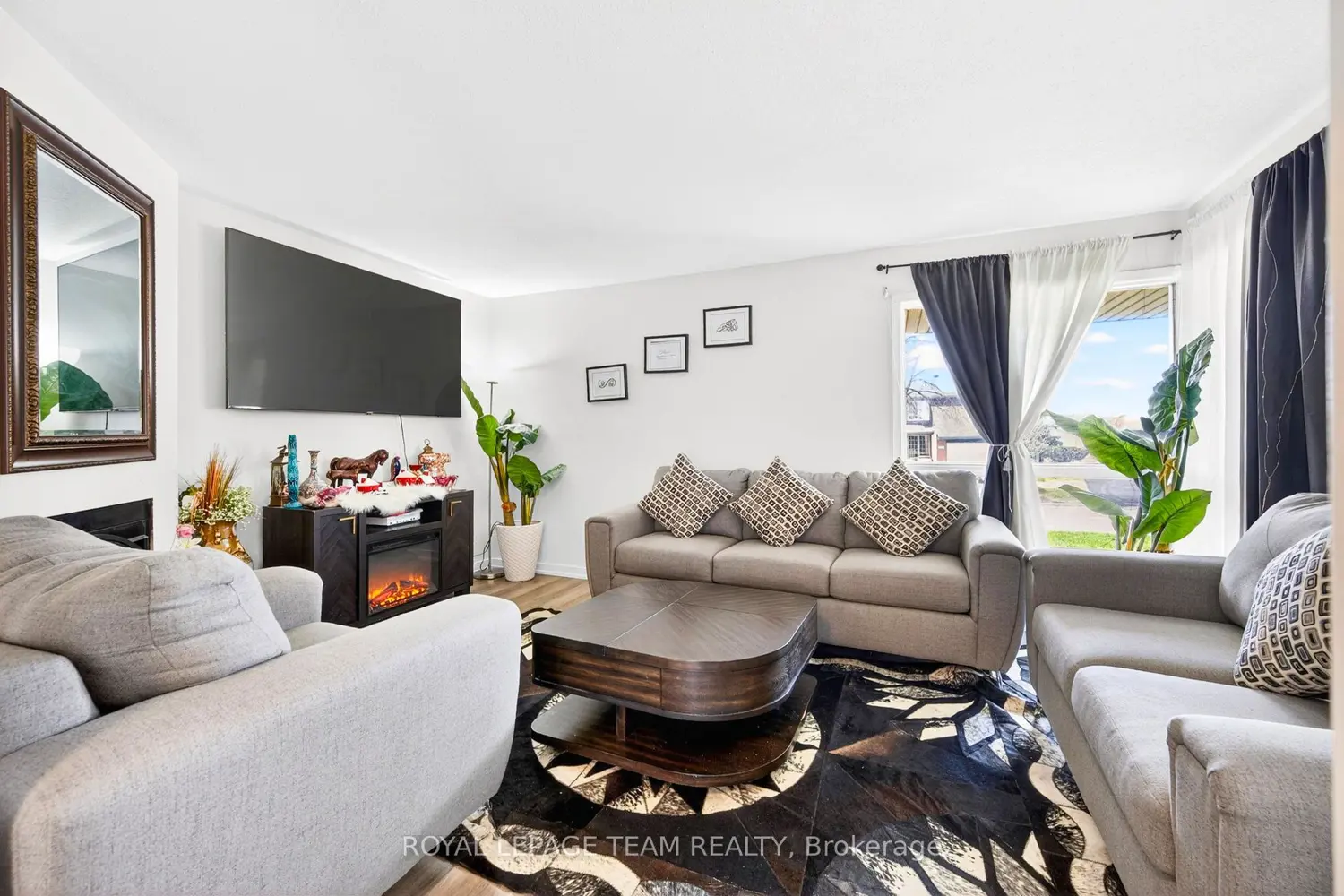 1631 Saxony Crescent photo 3