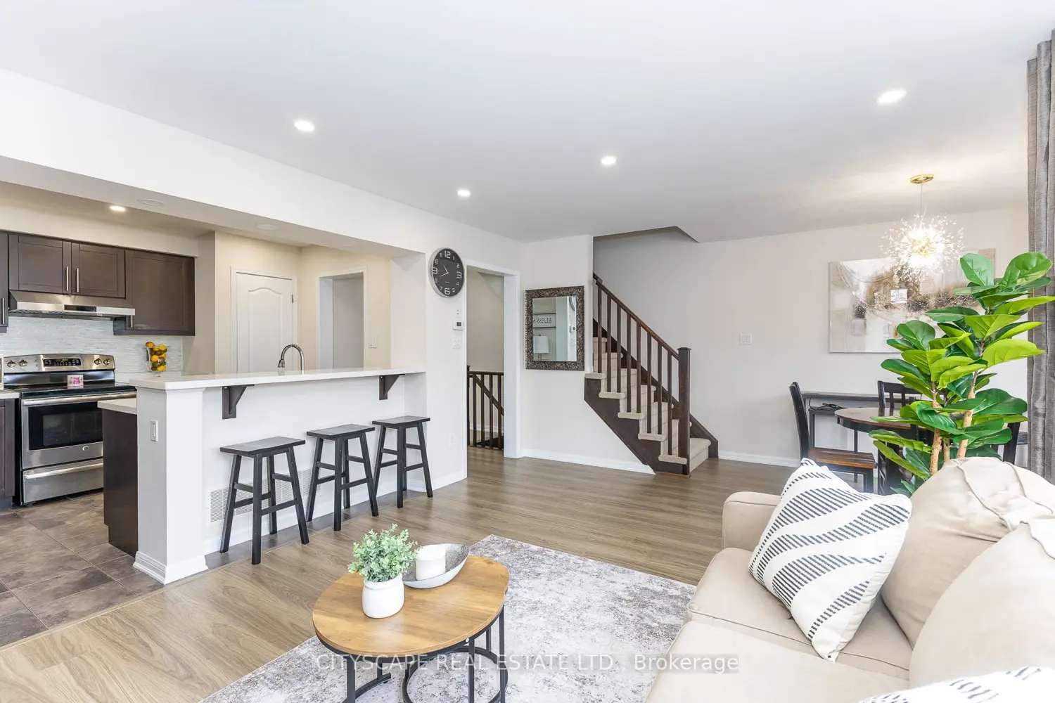 935 Nadalin Heights photo 3