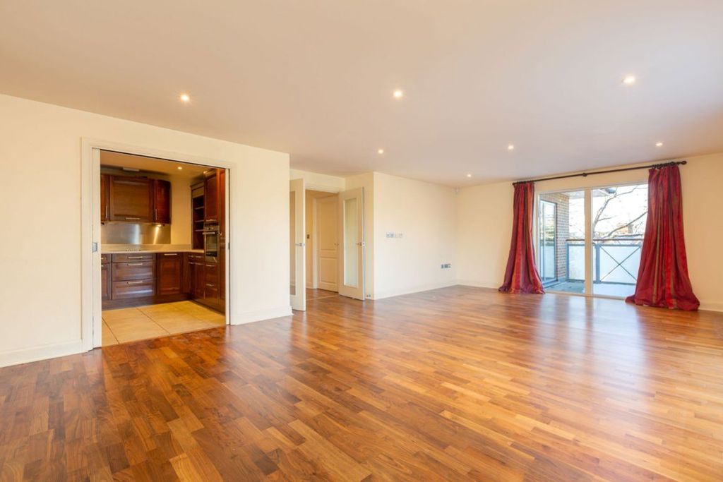 Additional image 2 of 3 bed flat to rentKincraig Drive, Sevenoaks TN13