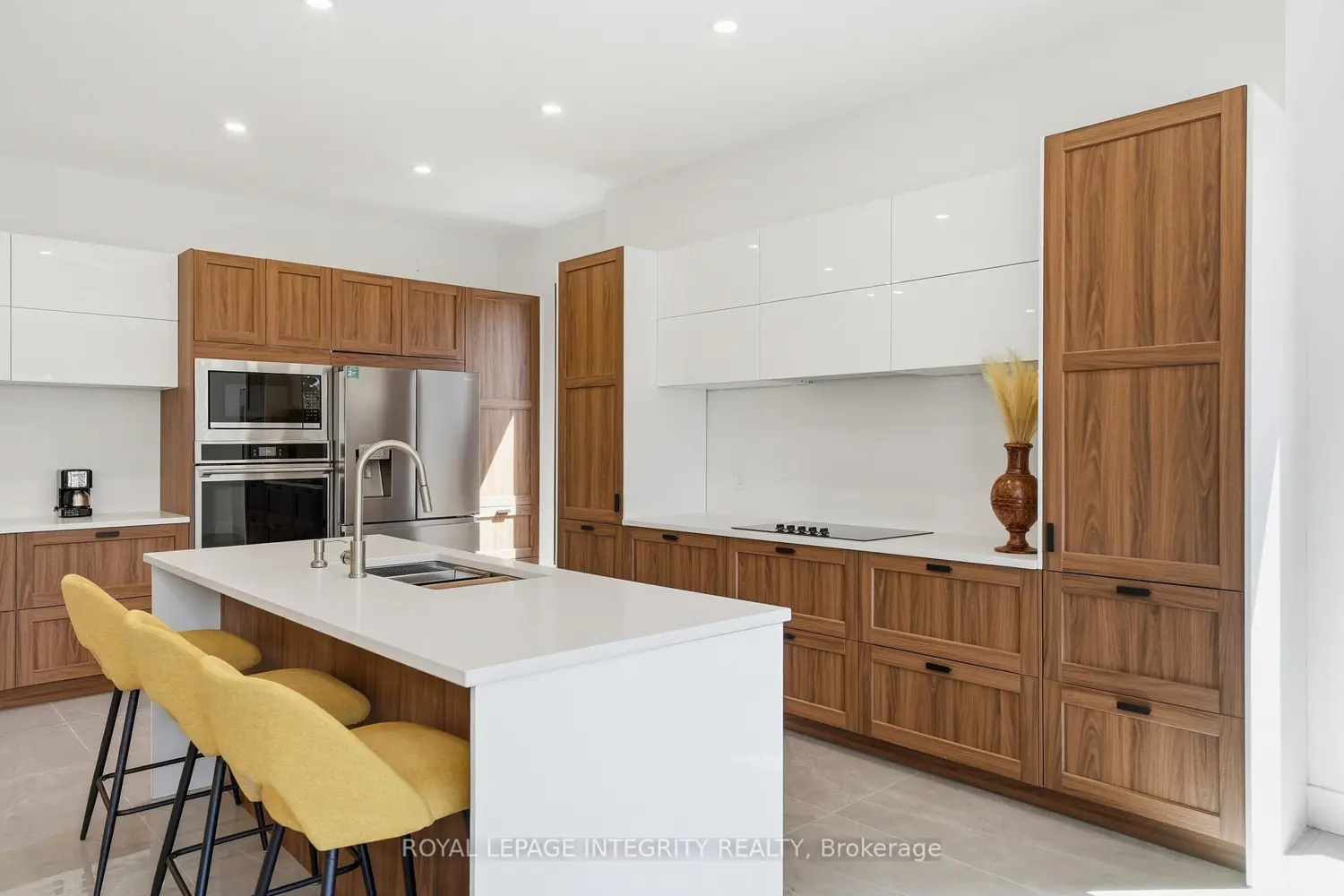 984 Watson Street photo 4