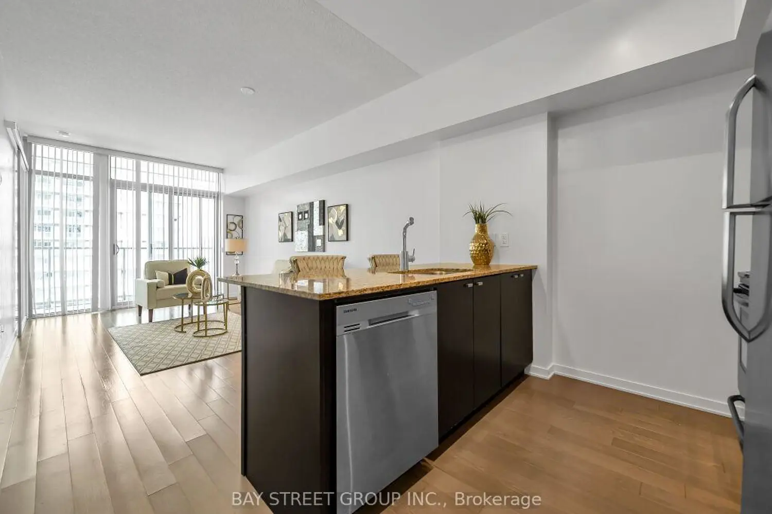 Additional image 8 of 105 The Queensway Avenue 1501