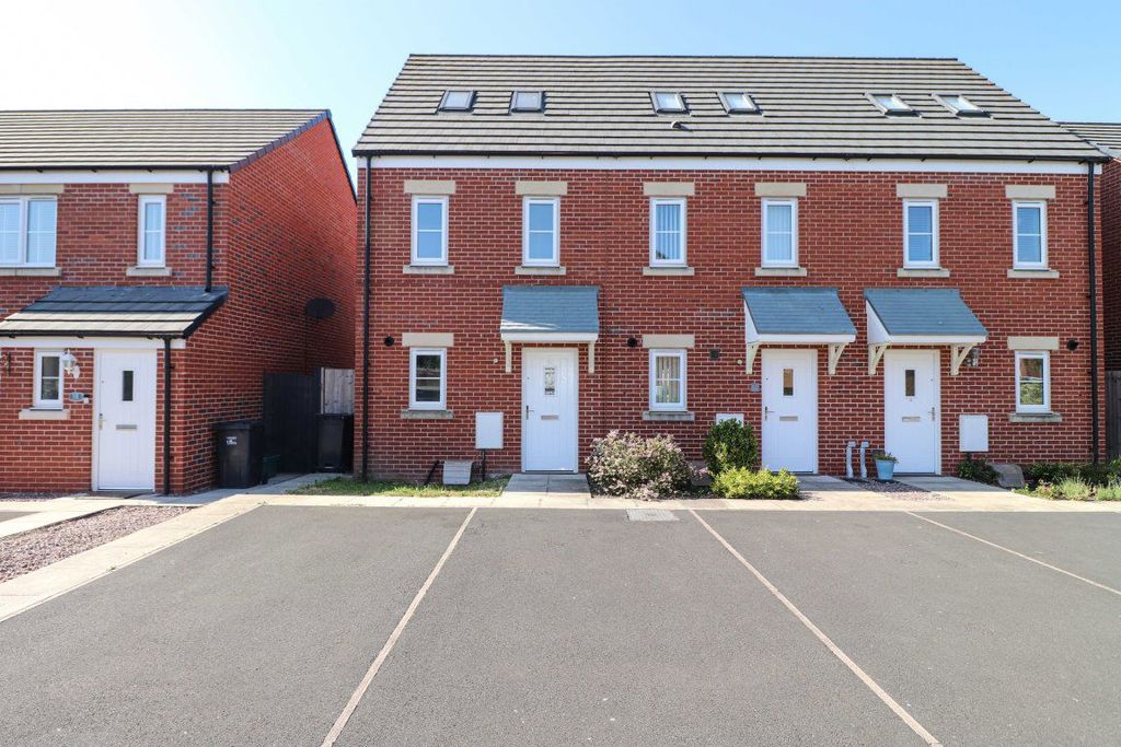 3 bed terraced house to rentFellbarrow Close, Brackenleigh, Carlisle CA2
