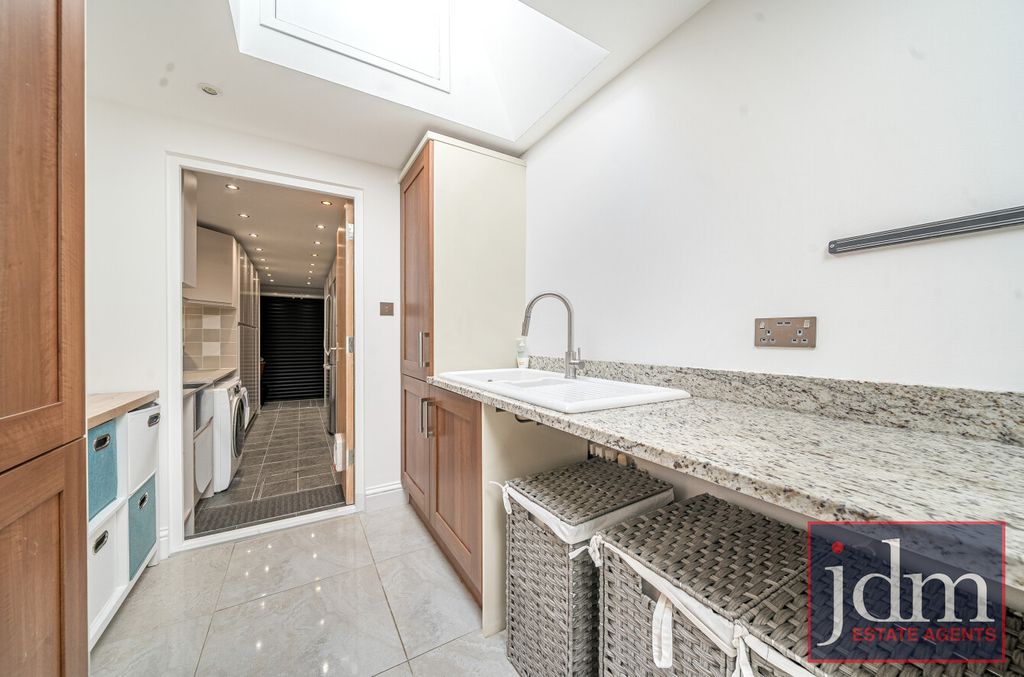 Additional image 9 of 5 bed detached house to rentClarendon Way, Chislehurst BR7
