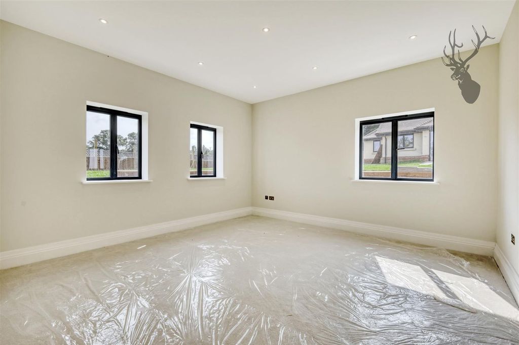 Additional image 19 of 4 bed detached house to rentMott Street, Loughton IG10