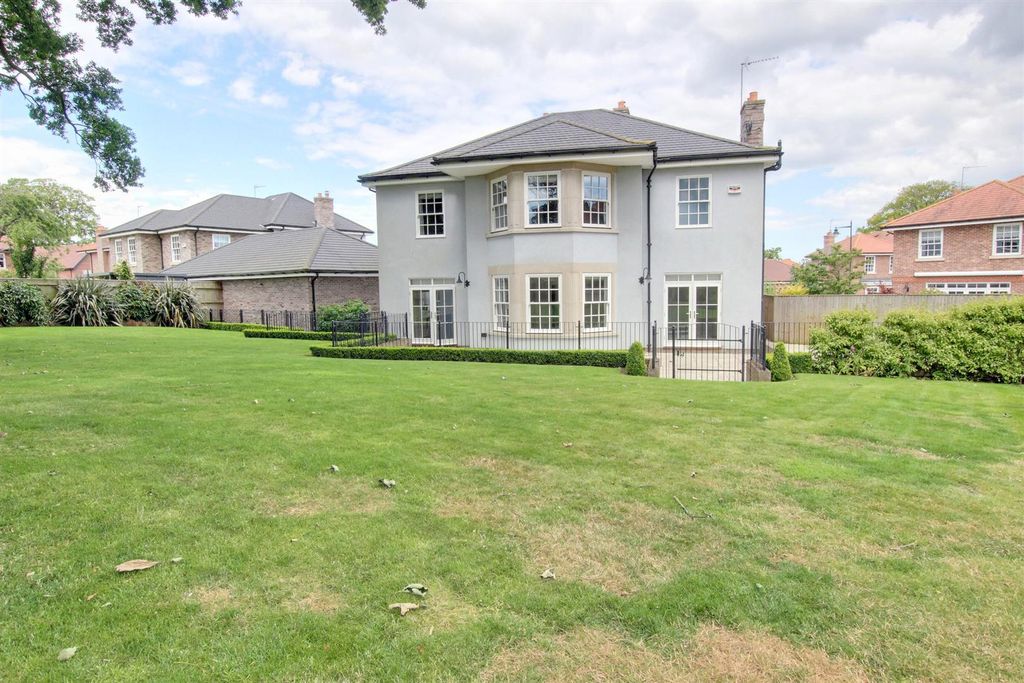Additional image 19 of 4 bed property to rentOld College Drive, Beverley HU17