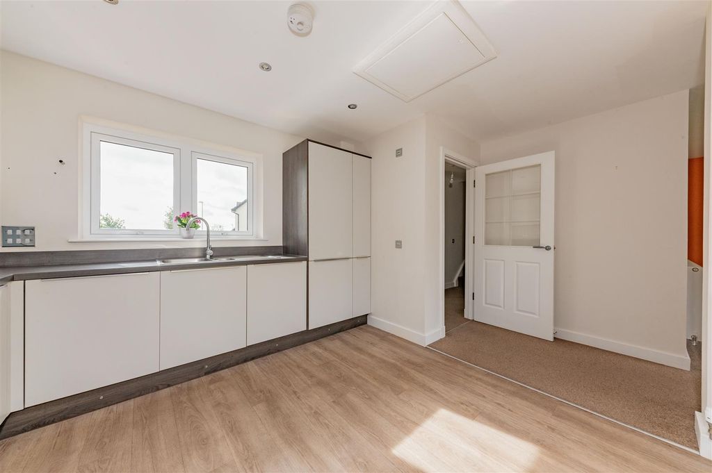 Additional image 5 of 3 bed terraced house to rentGrayfaulds Road, Dundee DD2