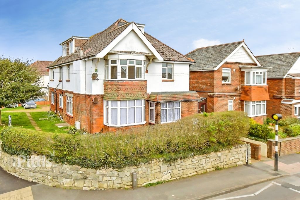 2 bed flat to rentNewport Road, Sandown PO36