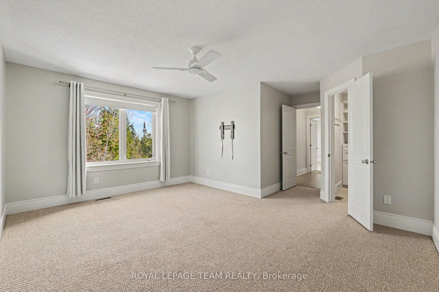 594 Overland Drive photo 2