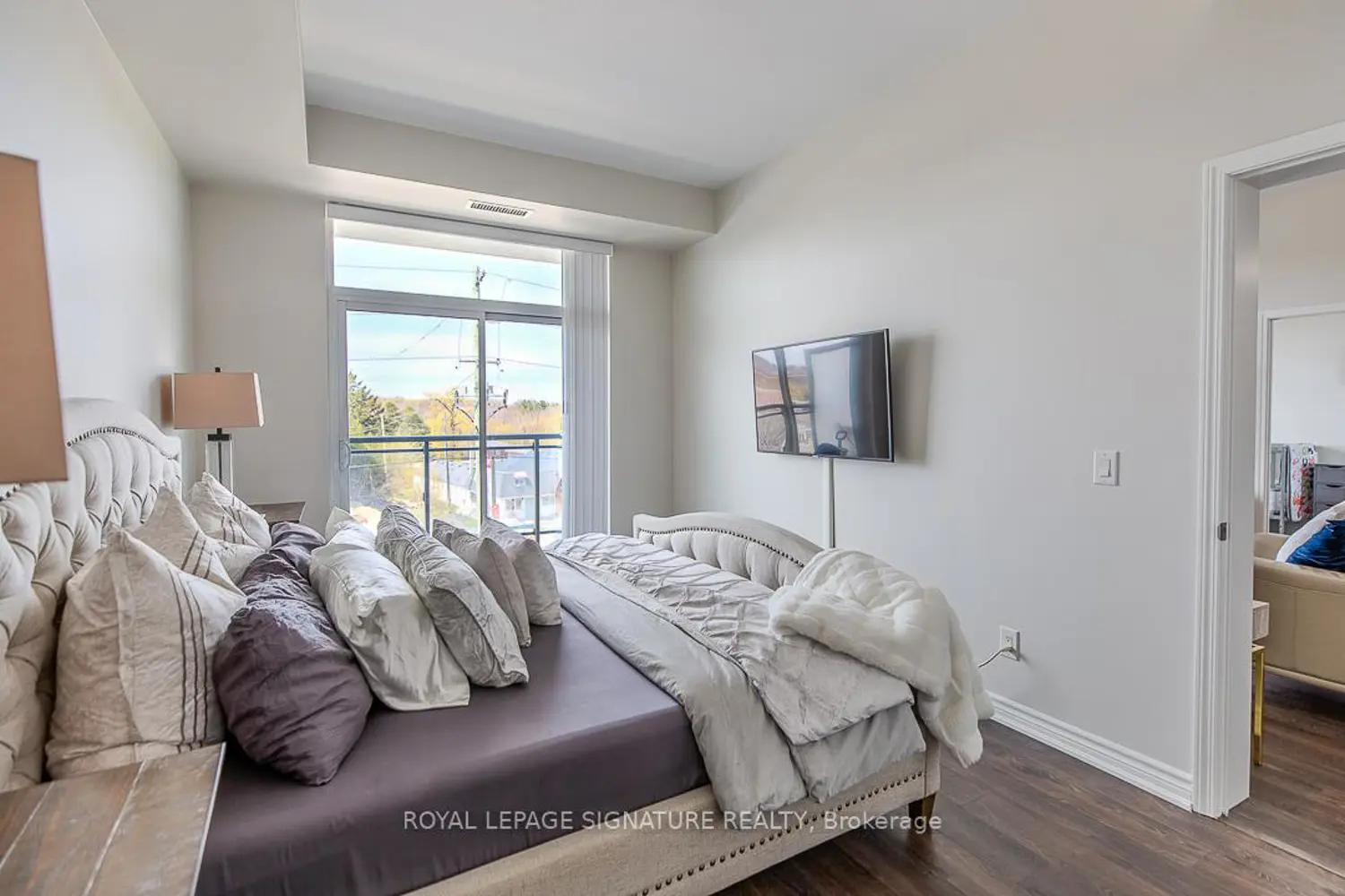 Additional image 4 of 11611 Yonge Street 516
