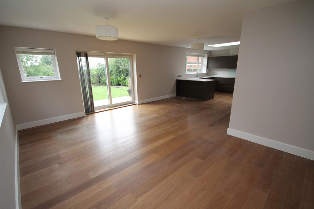 Additional image 2 of 3 bed flat to rentWilliam Court, 109-111 Manor Road, Chigwell, Essex IG7