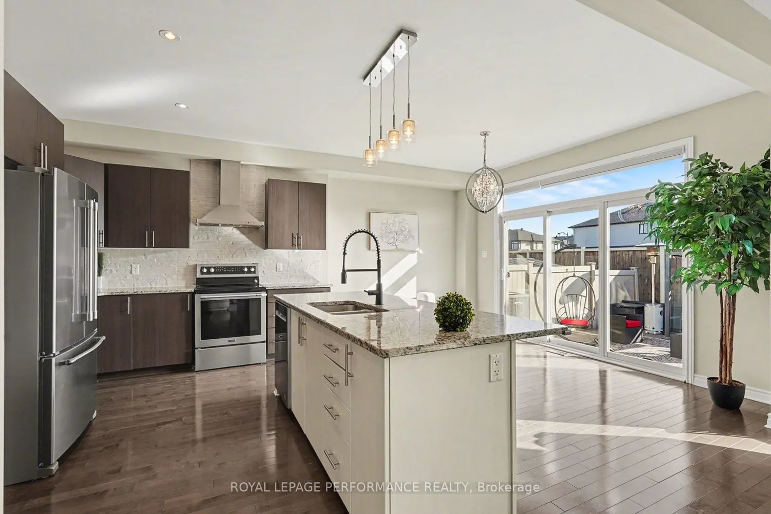 504 Yellow Birch Street photo 3