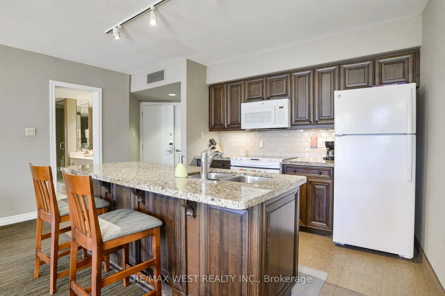 90 Highland Drive 2076-77 photo 5