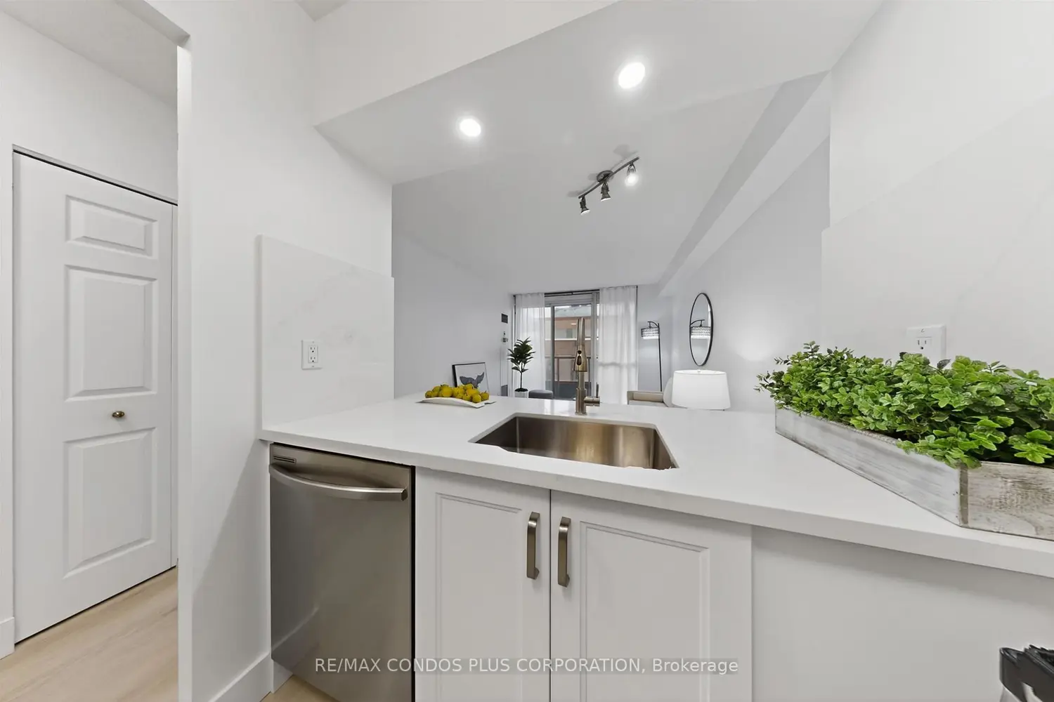 Additional image 4 of 736 Bay Street 1601