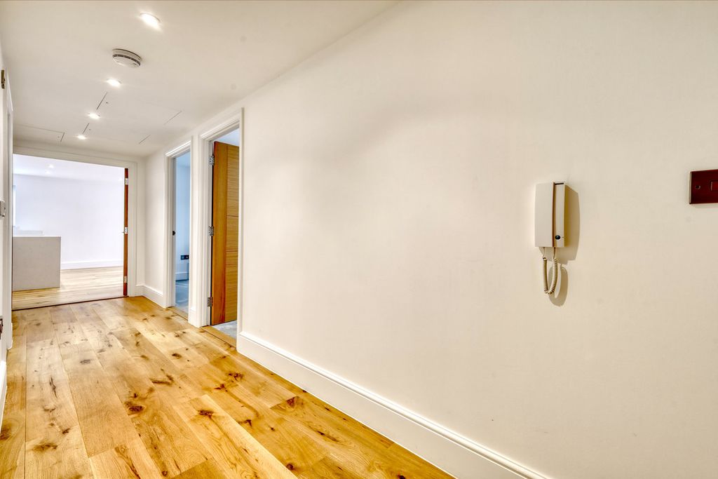 Additional image 13 of 2 bed flat to rentShenfield Road, Brentwood CM15