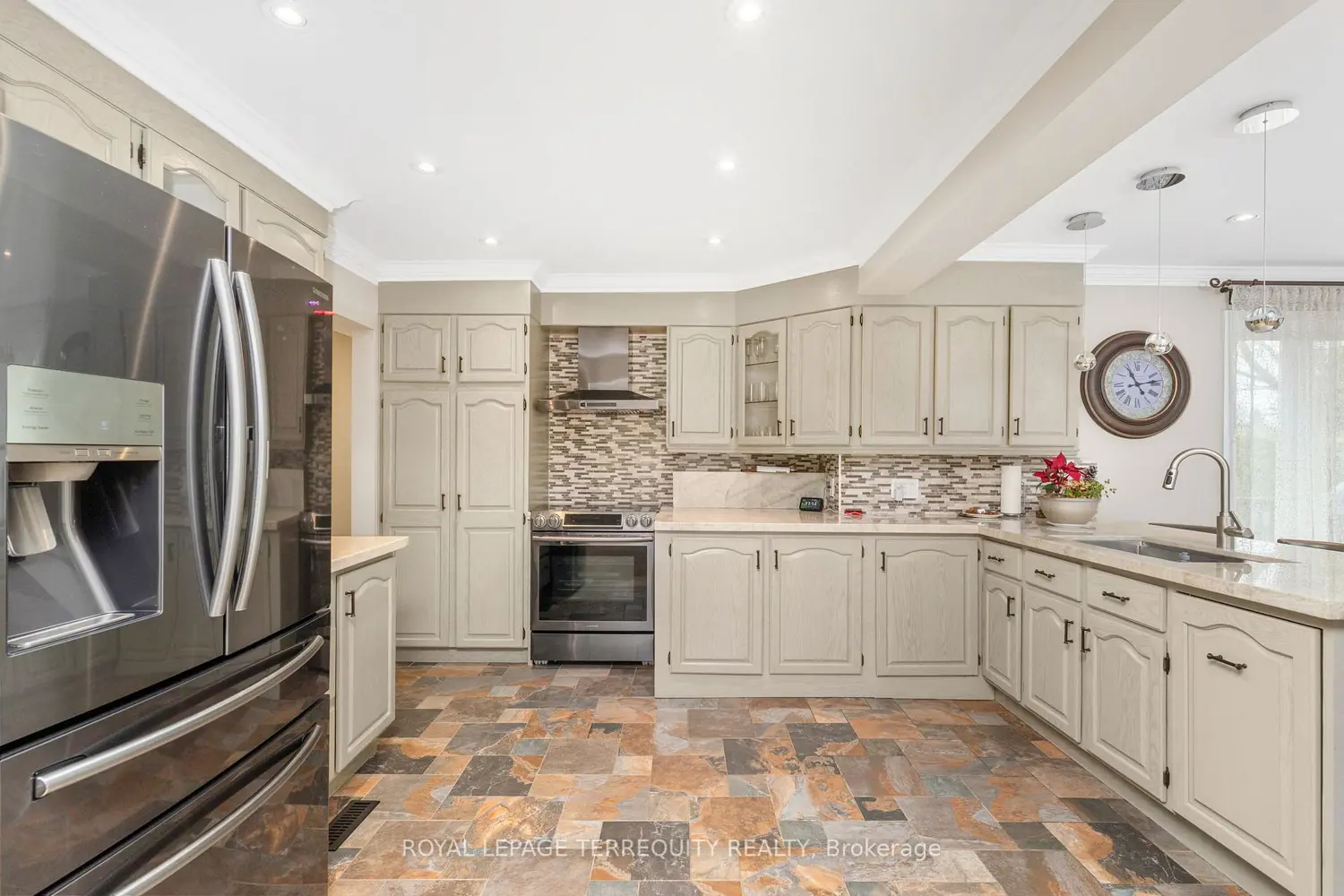 Additional image 3 of 582 Hyacinthe Boulevard