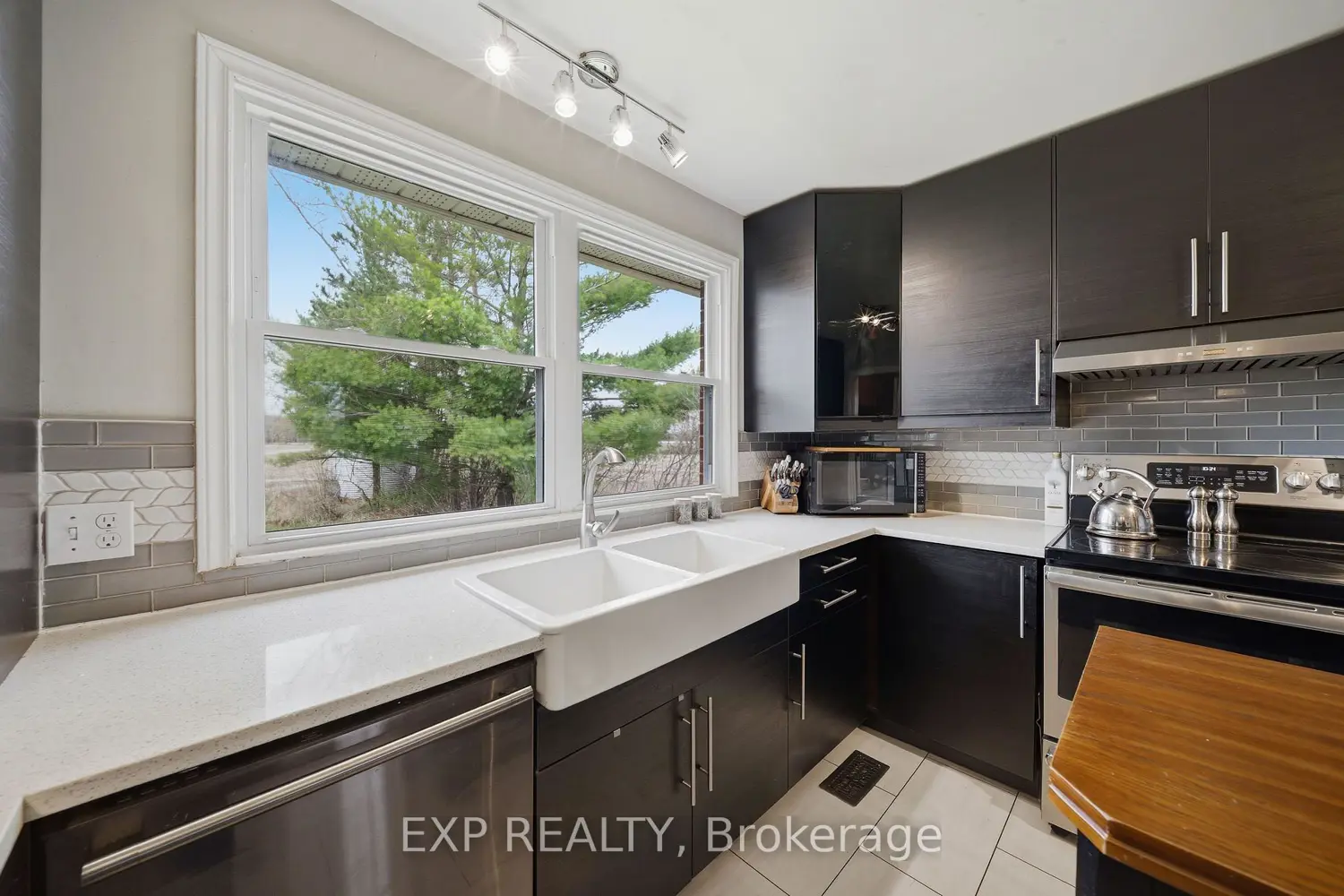 6892 Boundary Road photo 5