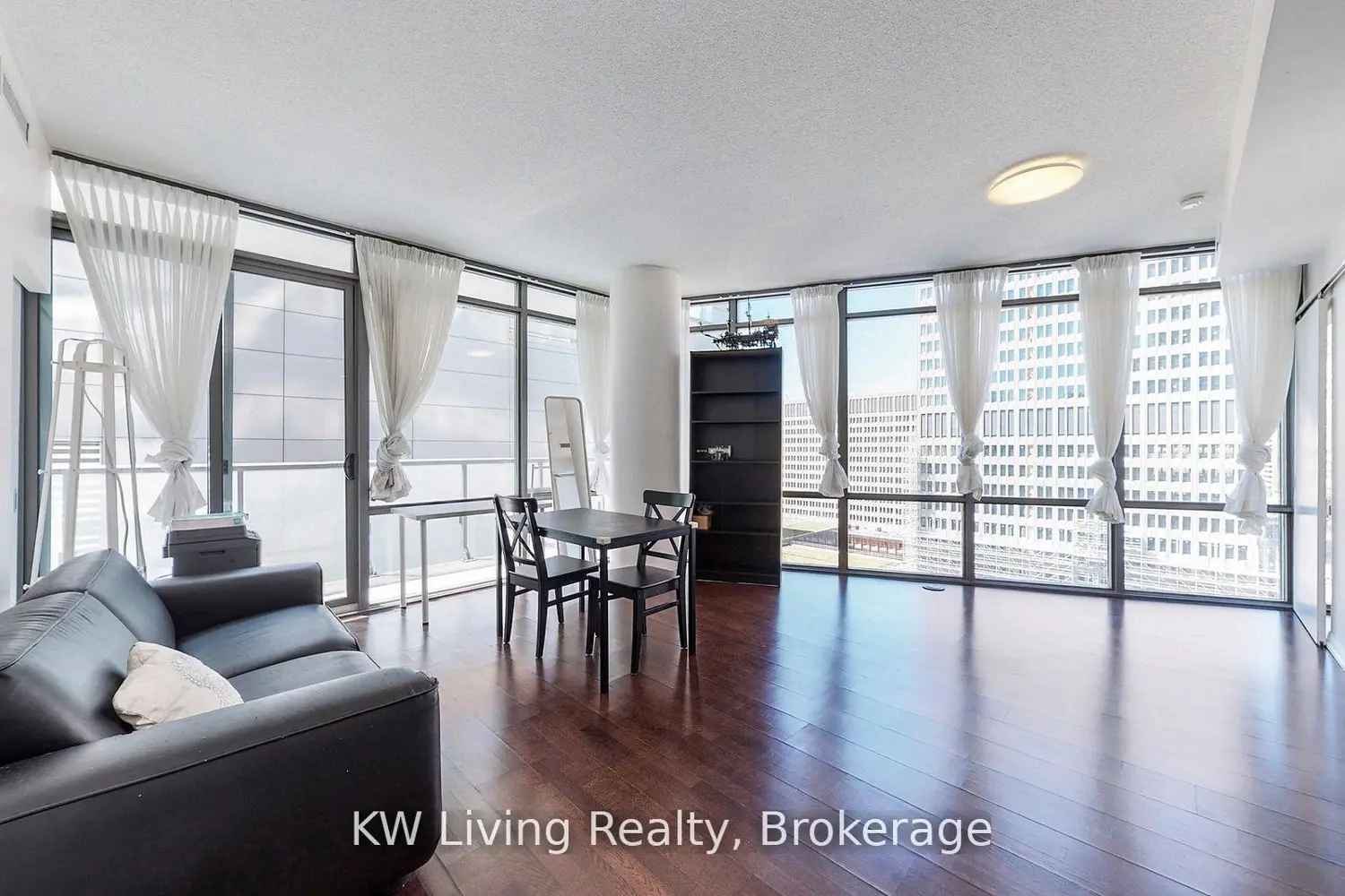 Additional image 9 of 832 Bay Street 1303