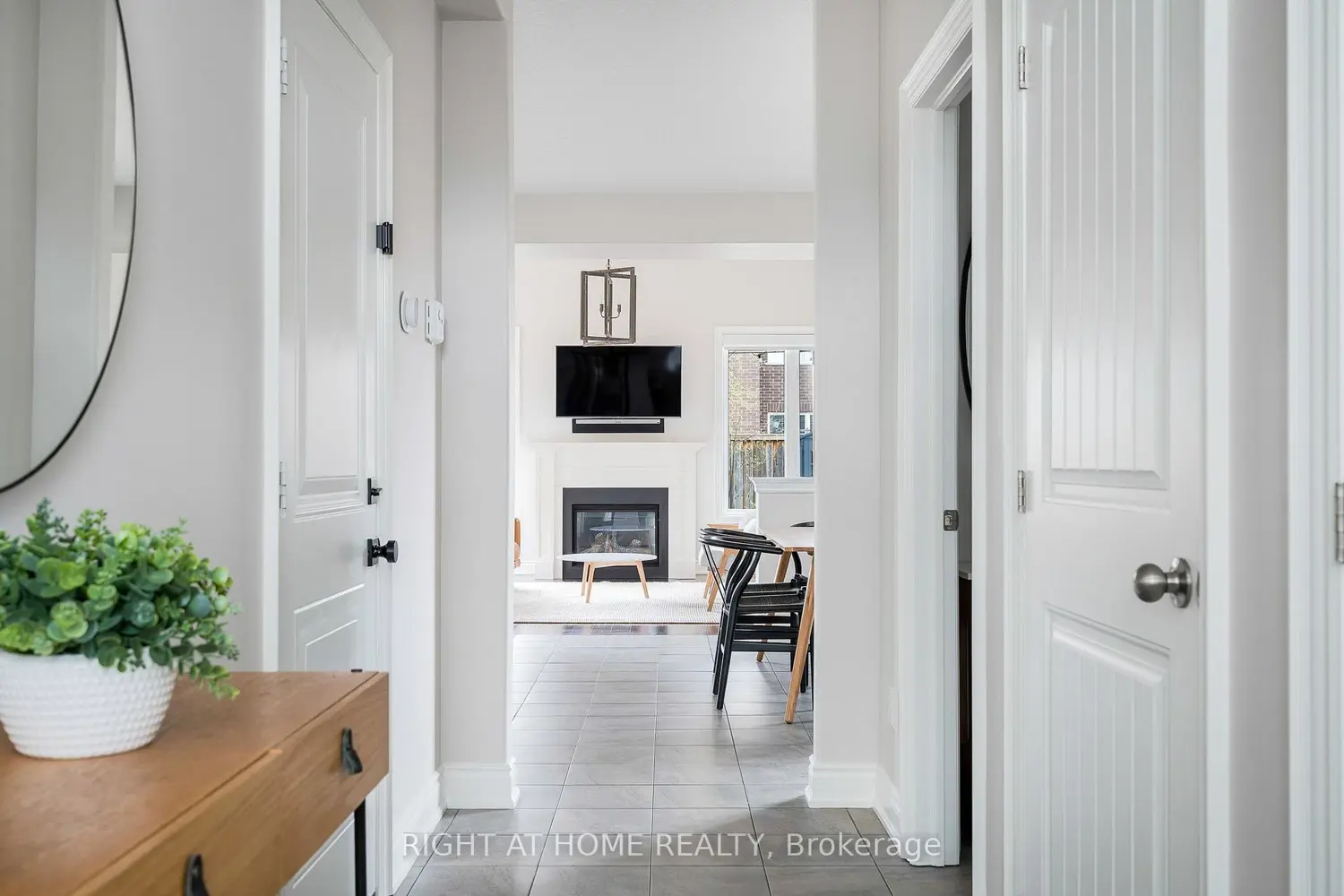 98 Garbutt Crescent photo 2